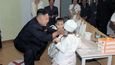 Cílem nového vůdce, který se dostal k moci po svém zemřelém otci Kim Čong-ilovi loni v prosinci, je podle Daily Mail vytvořit z KLDR "dětský ráj" po vzoru zakladatele komunistického státu Kim Ir-sena.