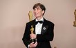 Cillian Murphy vynesl speciální brož, která odkazuje na Oppenheimera. Cillian Murphy vynesl speciální brož, která odkazuje na Oppenheimera.