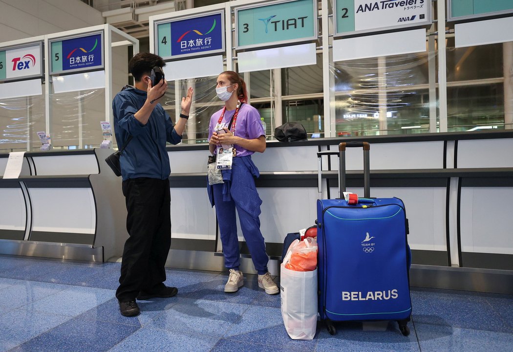 Běloruská běžkyně a kritička režimu Cimanouská byla pod nátlakem odvezena na letiště a nucena k návratu z Tokia