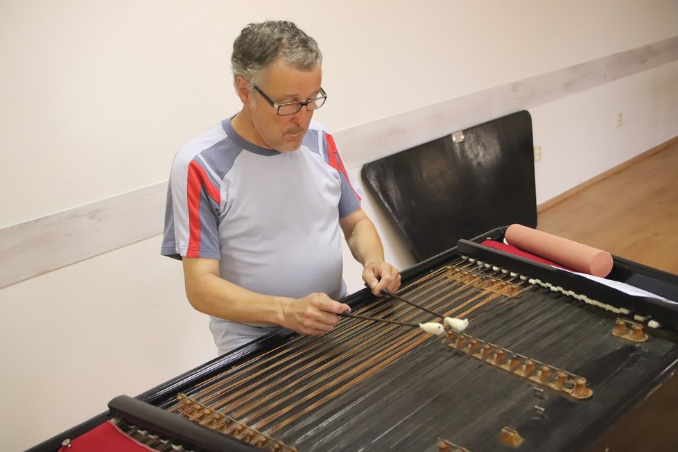 Pavel Petržela (66) z Vracova za svým oblíbeným cimbálem z roku 1958.