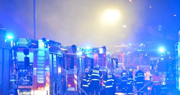 V Čimické ulici hořely přístřešky vedle autodílny, ve kterých byly uložené propanbutanové lahve. Plameny navíc přeskočily na vedlejší domy.