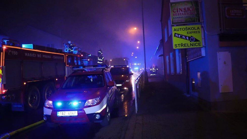 Požár v Čimické ulici zasáhl dva objekty.