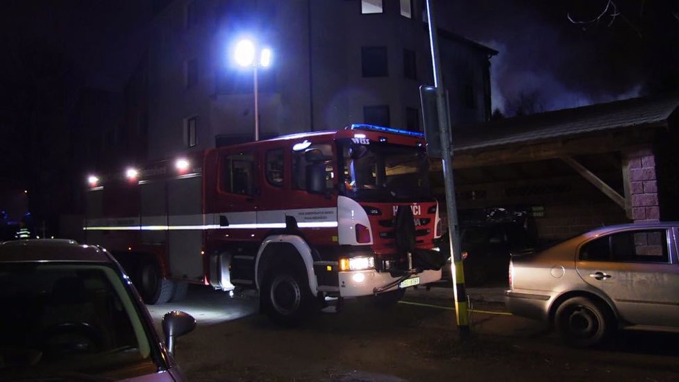 Požár v Čimické ulici zasáhl dva objekty.