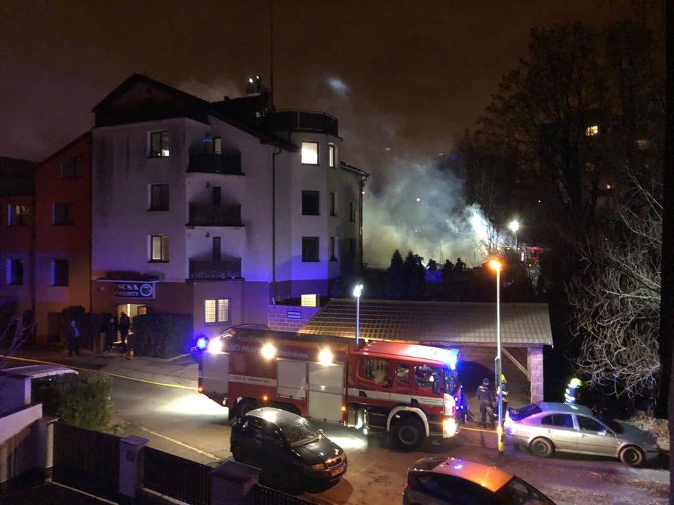 Hasičské jednotky zasahují u požáru v Čimické ulici v Bohnicích.