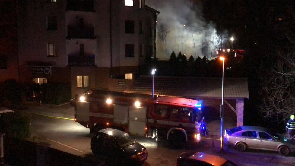 Hasičské jednotky zasahují u požáru v Čimické ulici v Bohnicích.