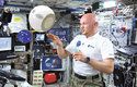 Kosmonaut Alexander Gerst si povídá se CIMONem
