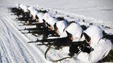Číňané mění armádu. A ukázali sněhobílé vojsko se samopaly u ruských hranic