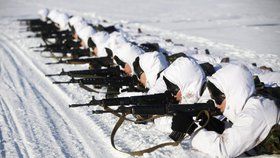 Jednotka čínských vojáků patroluje u hranic s Ruskem. Jako maskování mají sněhobílý úbor.