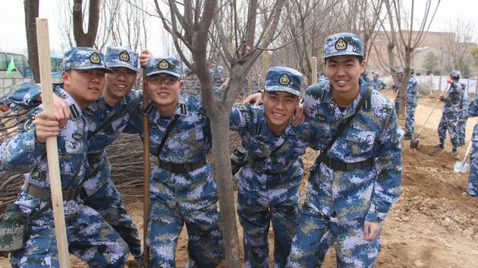 Čínští vojáci stále častěji sázejí stromy