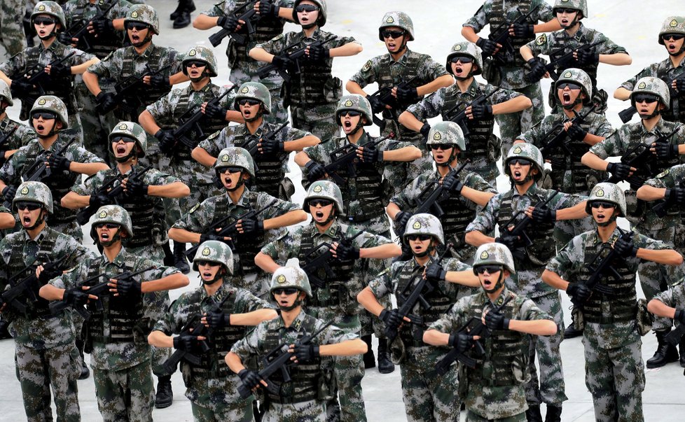 Čínská armáda posiluje a roste. Chce prý chránit i své hospodářské zájmy v zahraničí