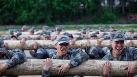 Čínská armáda posiluje a roste. Chce prý chránit i své hospodářské zájmy v zahraničí.