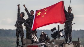Čínská armáda posiluje a roste. Chce prý chránit i své hospodářské zájmy v zahraničí.