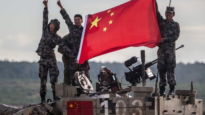 Čínská armáda posiluje a roste. Chce prý chránit i své hospodářské zájmy v zahraničí
