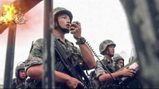Máme zbraně a nebojíme se je použít! Čínská armáda drsným videem varuje demonstranty v Hongkongu