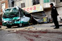 V Číně havaroval autobus: Nejméně 14 lidí zemřelo