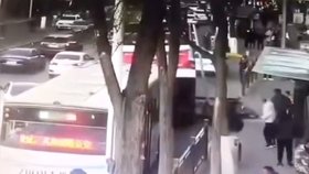 Čínský autobus spadl do díry, nehoda má 6 obětí.