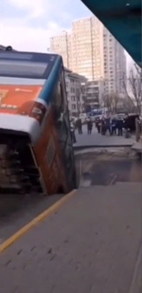 Čínský autobus spadl do díry, nehoda má 6 obětí.