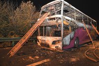 Autobus na dálnici zachvátily plameny. 26 cestujících přišlo v Číně o život