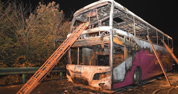 Autobus v Číně zachvátily na dálnici plameny