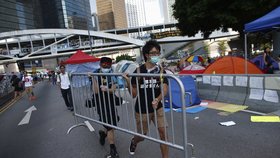 Protestanti budují své barikády, policie je ale znovu rozebírá