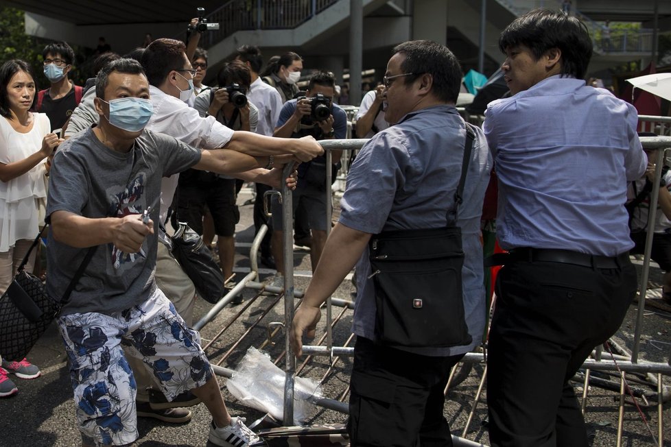 Protestanti budují své barikády, policie je ale znovu rozebírá
