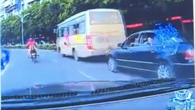 Malá holčička v Číně vypadla z okna autobusu přímo pod kola projíždějícího auta.