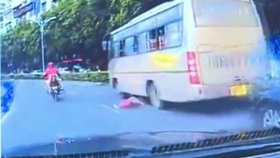 Malá holčička v Číně vypadla z okna autobusu přímo pod kola projíždějícího auta.