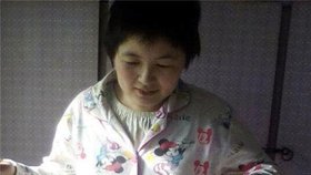 Lin Yingying se po probuzení z kómatu učila znovu chodit.
