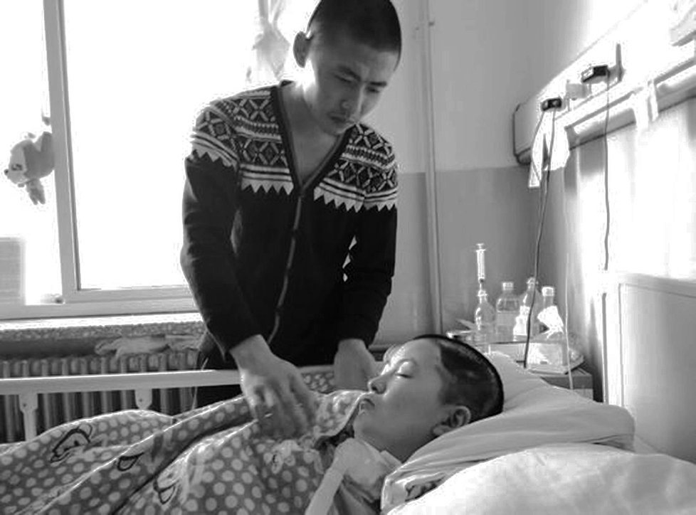 Liu Fengh o přítelkyni pečoval 8 měsíců. Byl to ale on, kdo ji zbil tak, že do kómatu upadla.