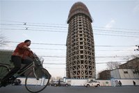 Kuriozity z Číny: Budova novinářů vypadá jako penis, politici mají místo vody v láhvích alkohol!