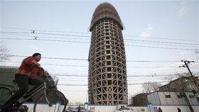 Tahle čínská budova má poněkud zvláštní tvar