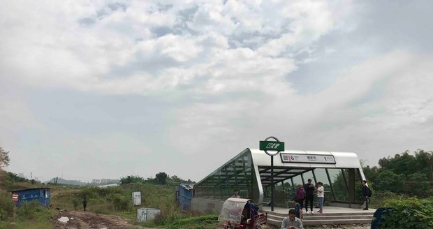 Stanice metra Cchao-ťia-wan v čínském městě Čchung-čching ústí uprostřed »džungle«.
