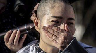 Klidně bez vlasů, ale ne v bezpráví. Číňanky si oholily vlasy na protest proti zatčení jejich mužů