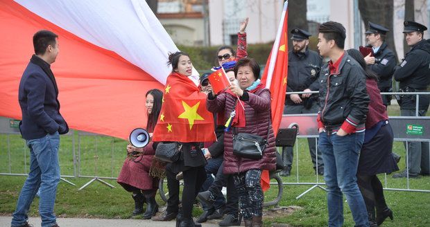 Za krádež vlajky Tibetu „letenka“ z Česka: Pročínského aktivistu chtějí vyhostit