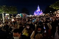 Drama v Disneylandu: Čína kvůli covidu uvěznila turisty uvnitř parku, ven pouští jen s testem