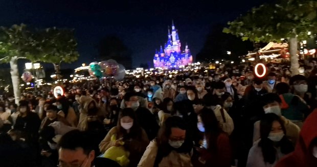 Drama v Disneylandu: Čína kvůli covidu uvěznila turisty uvnitř parku, ven pouští jen s testem