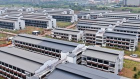 Čína vybudovala obrovský "covidový kemp". Tvoří ho 5 tisíc pokojů