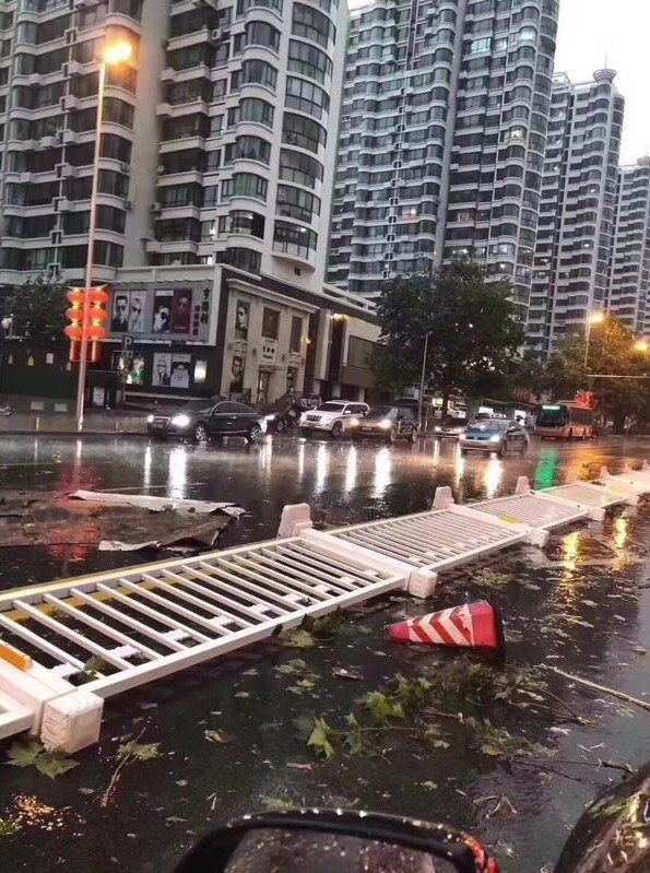 Čínské město zasáhla silná bouře, vítr vyvracel stromy, padaly kroupy a pršely chobotnice.