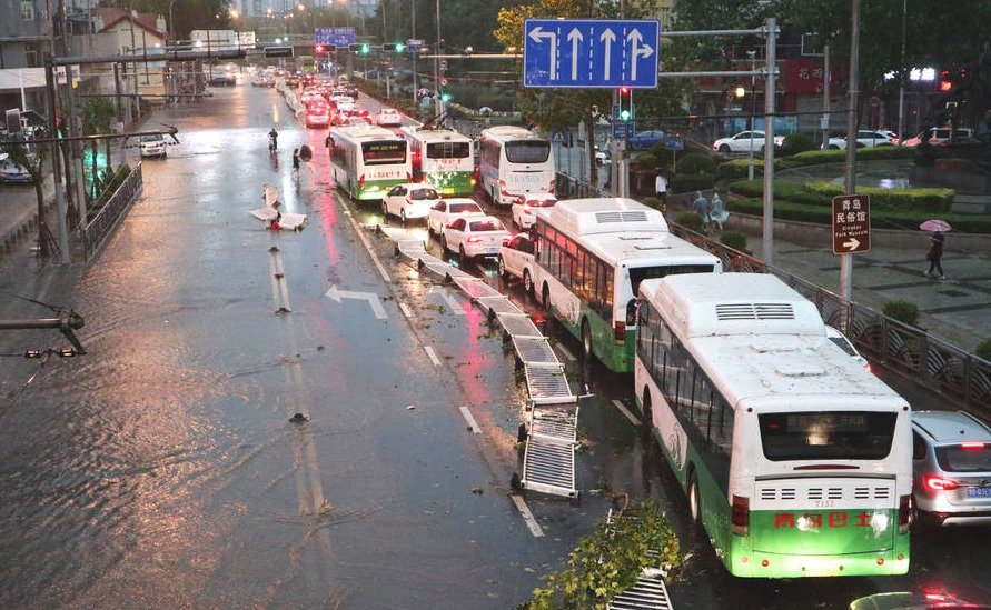 Čínské město zasáhla silná bouře, vítr vyvracel stromy, padaly kroupy a pršely chobotnice.