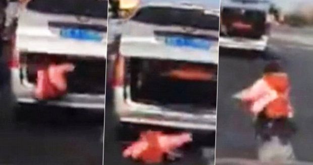 V Číně vypadl za jízdy z auta malý chlapec.