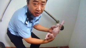 Policista holčičku ze záchodu zachránil.