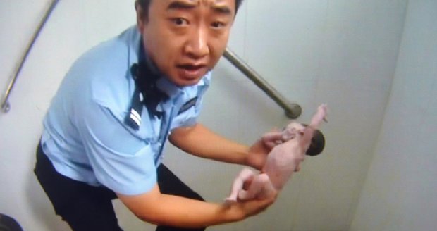 Novorozenou holčičku nechala krkavčí matka po porodu hlavou v záchodě