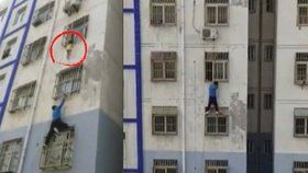 Skutečný Spider-Man: Muž vyšplhal několik pater, aby zachránil dítě (2) visící z okna