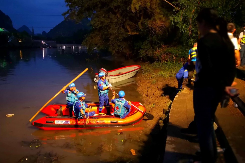 Záchranáři míří k místu nehody dračích lodí v Číně
