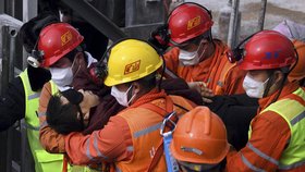 Záchrana čínských dělníků z dolu na zlato