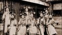 Dámy z paláce v šatech dynastie Čching. (Peking, 1910-1925)