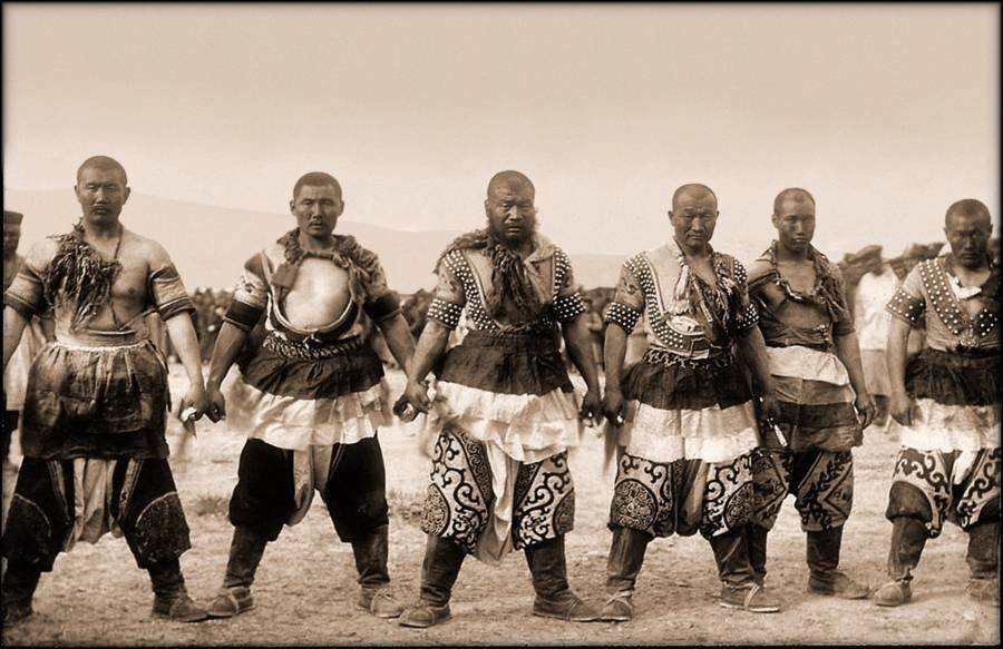 Mongolští muži při Srpnových hrách roku 1909. Během Velké proletářské kulturní revoluce ubili komunisté k smrti 23 tisíc Mongolů. Jen aby zabránili případným separatistickým myšlenkám.