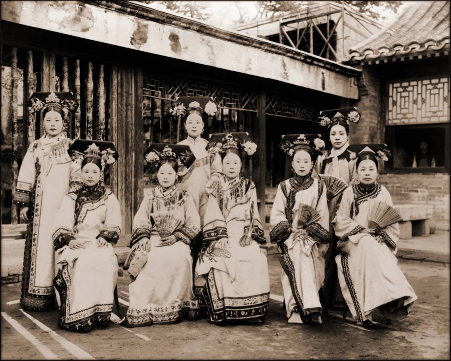 Dámy z paláce v šatech dynastie Čching. (Peking, 1910-1925)
