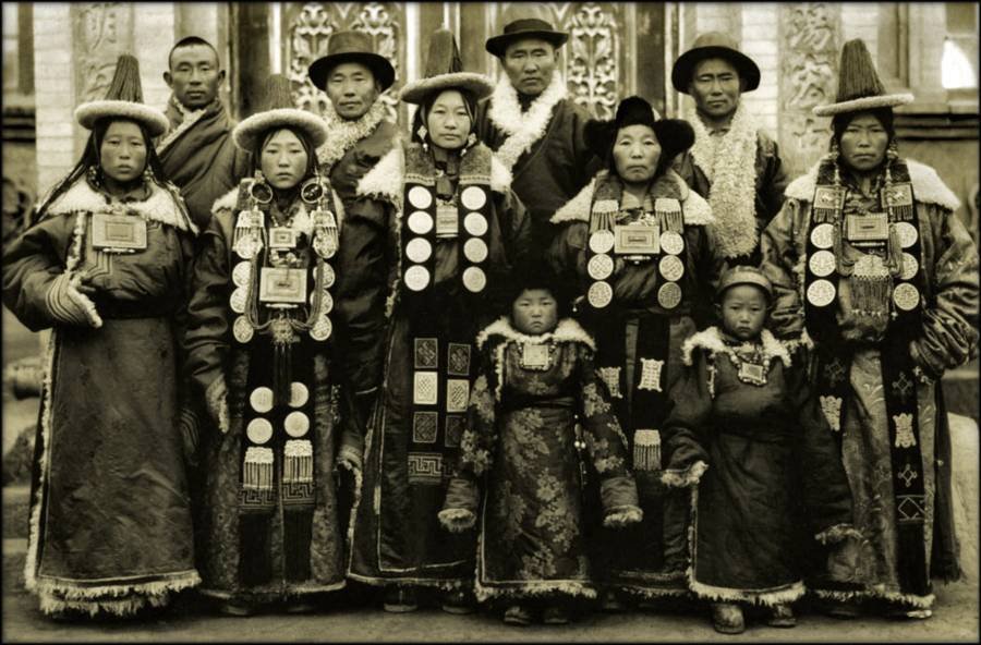 Rodina z regionu Lanzhou. Rozličná etnika byla během komunistické nadvlády nucena (často silou) k zabrhnutí vlastní kultury a tradic.