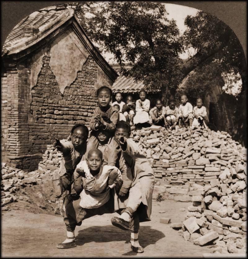 Drak v podání malých chlapců. (Peking, 1902)